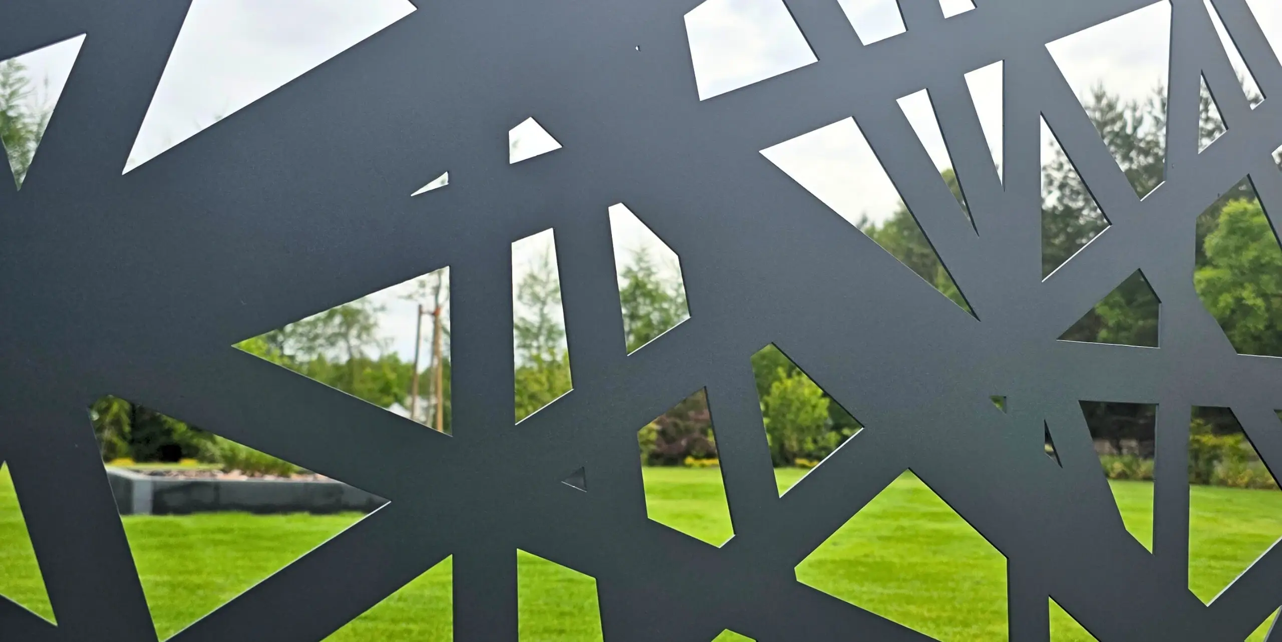 zdjęcie przedstawia geometryczny panel ogrodzeniowy