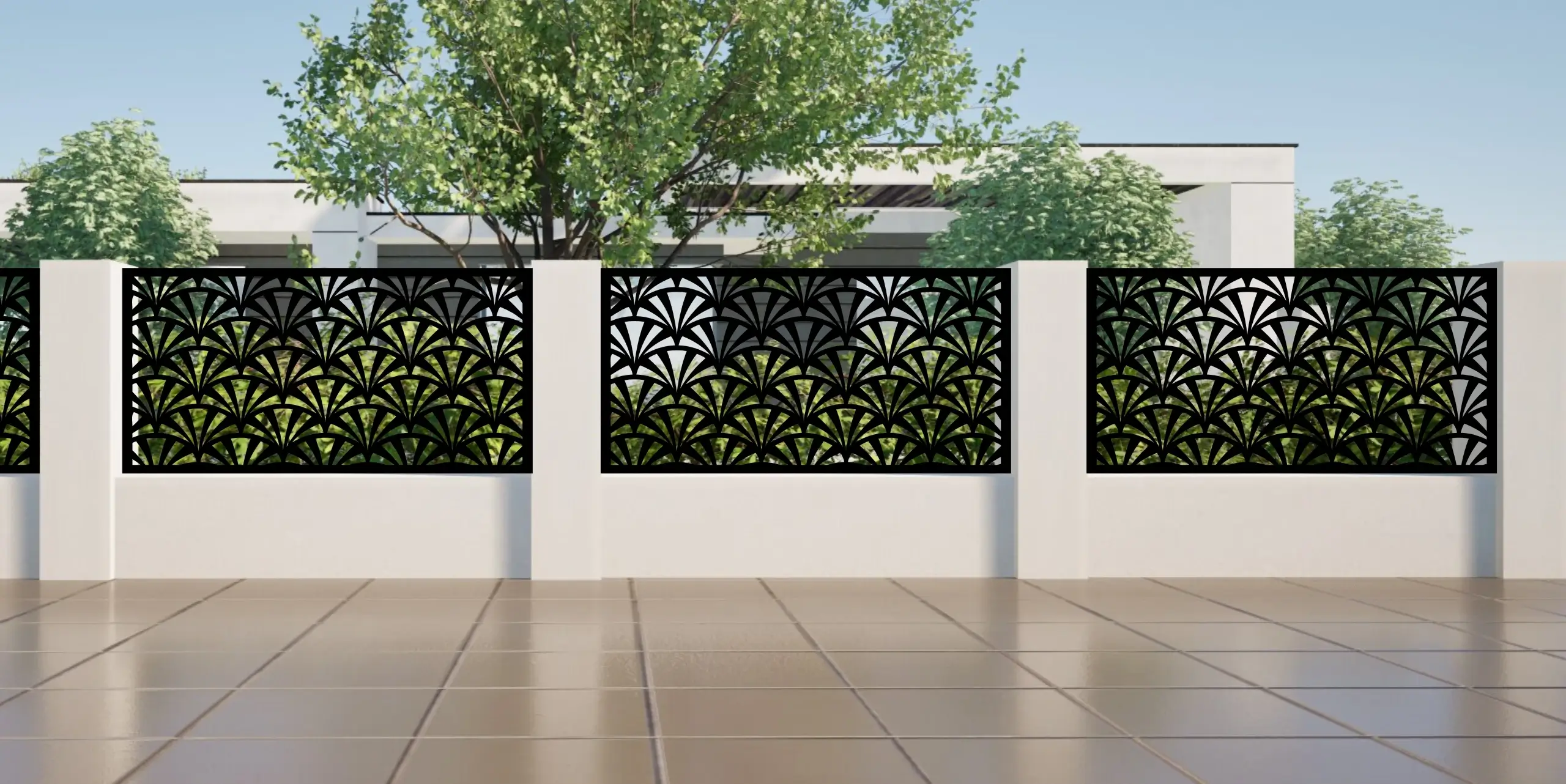 Ażurowe metalowe panele w ciemnym kolorze zamontowane na murku, z widoczną roślinnością za nimi.