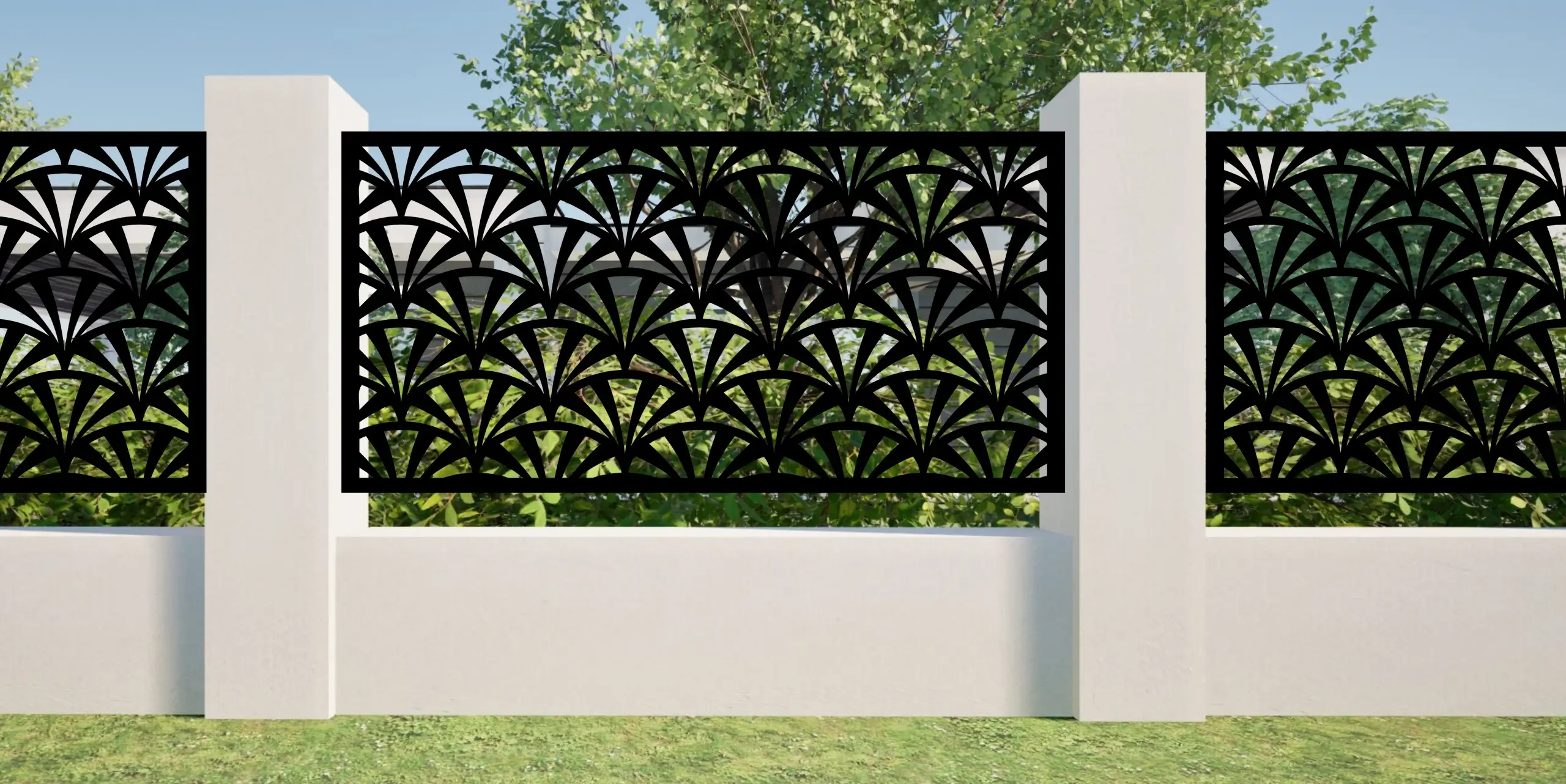 Ażurowe metalowe panele w ciemnym kolorze zamontowane na murku, z widoczną roślinnością za nimi.