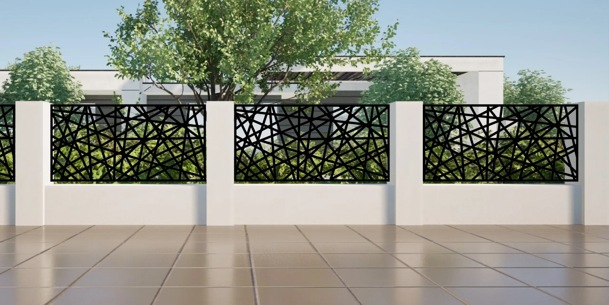 Metalowy panel ogrodzeniowy z ażurowym wzorem na tle zieleni.