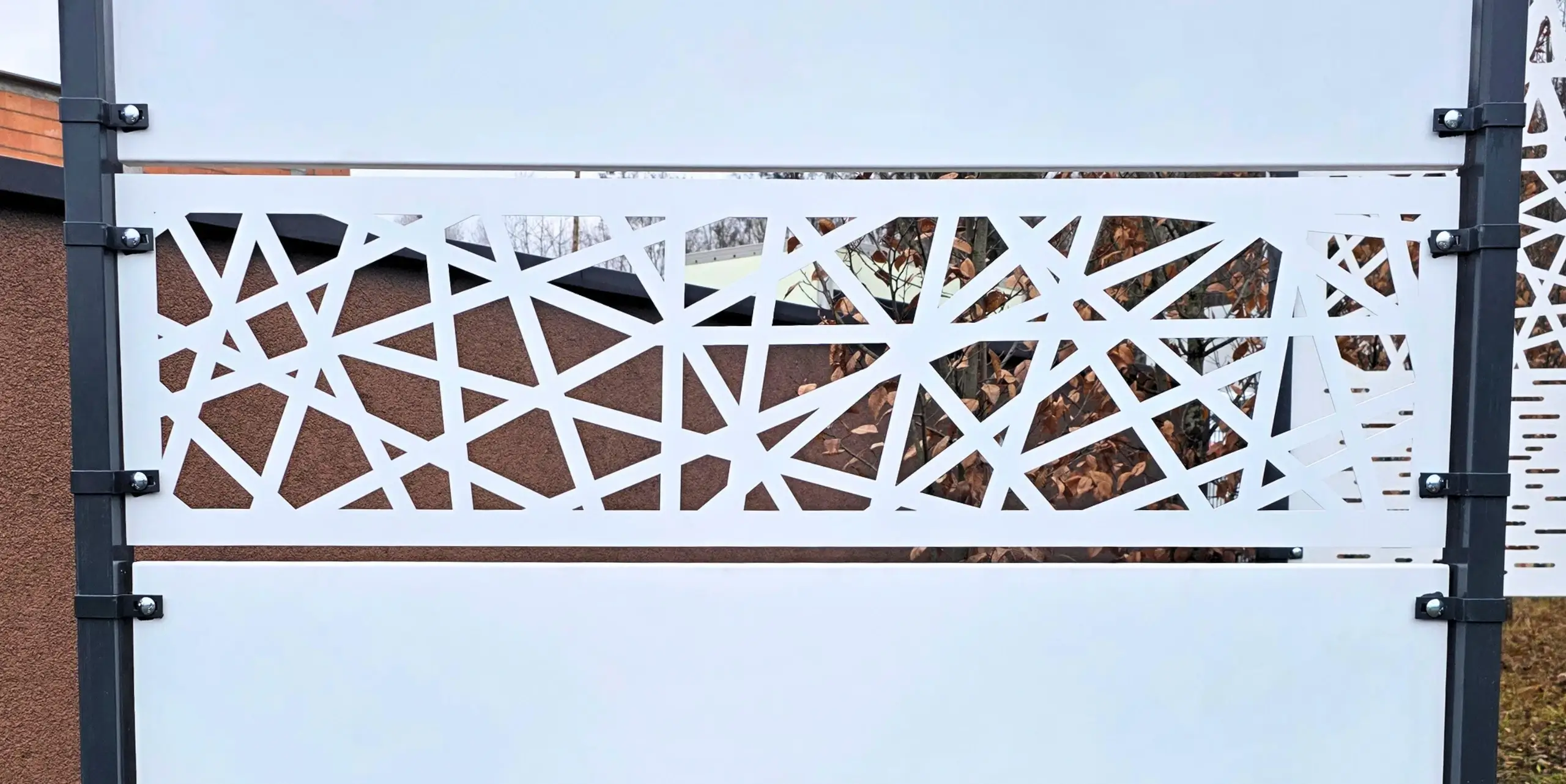 Nowoczesny panel ogrodzeniowy z jasnym tłem i abstrakcyjnym wzorem.