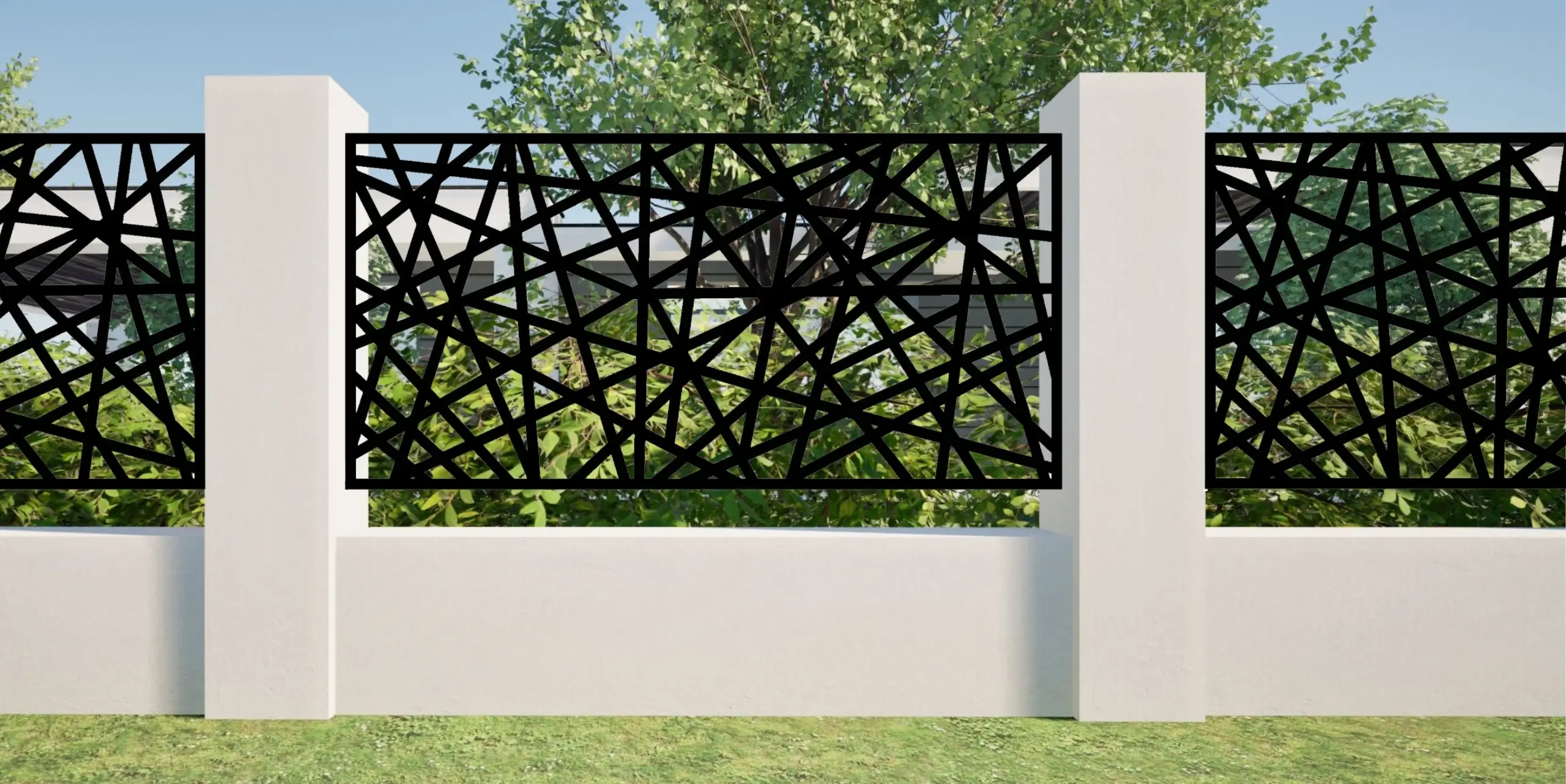 Metalowy panel ogrodzeniowy z ażurowym wzorem na tle zieleni.