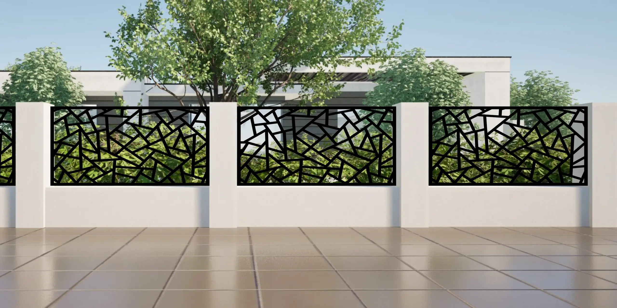 Ogrodzenie z jasnych murków z czarnymi ażurowymi panelami o nieregularnym wzorze, na tle zieleni i nowoczesnego budynku.
