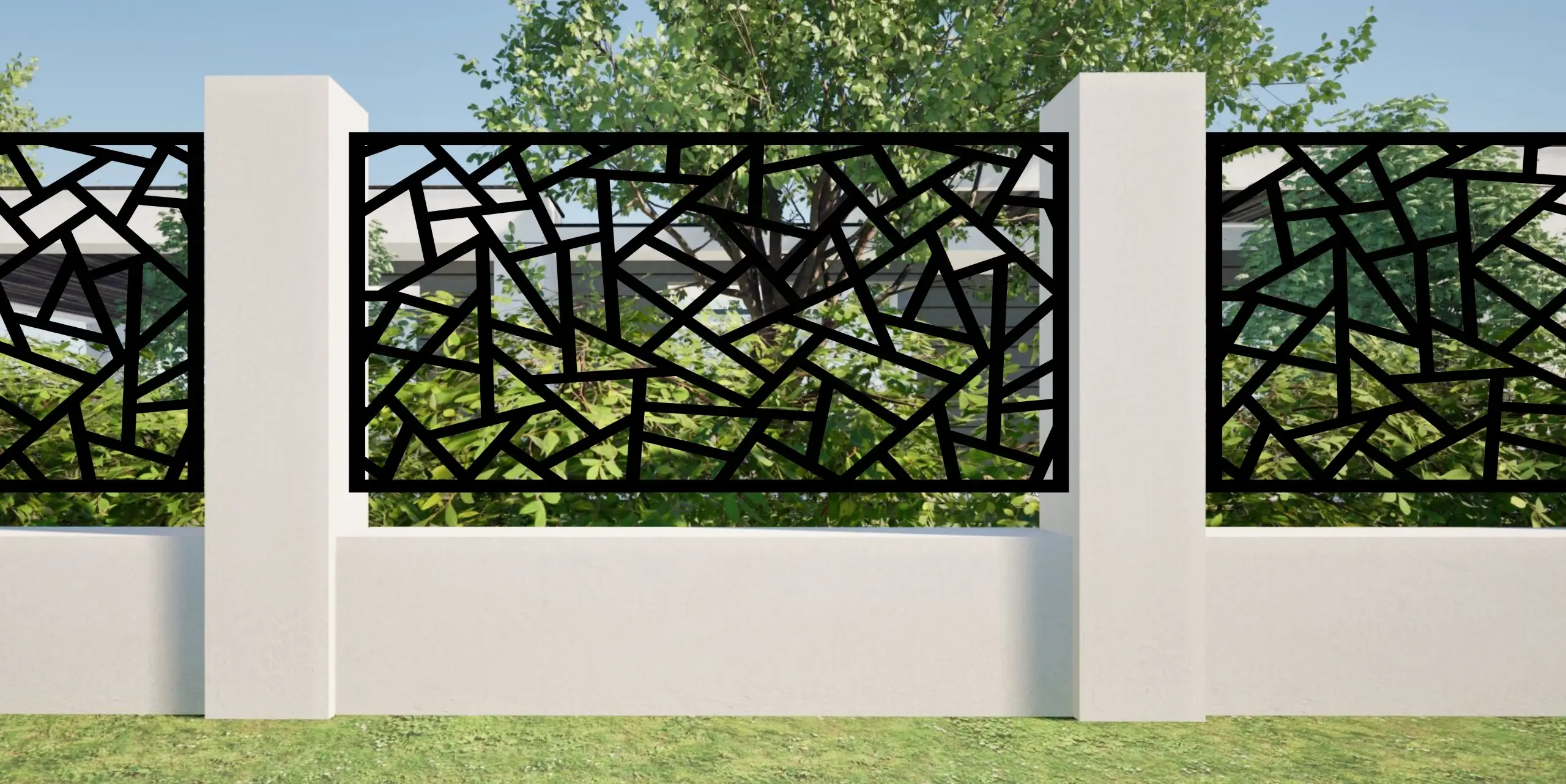 Ogrodzenie z jasnych murków z czarnymi ażurowymi panelami o nieregularnym wzorze, na tle zieleni i nowoczesnego budynku.