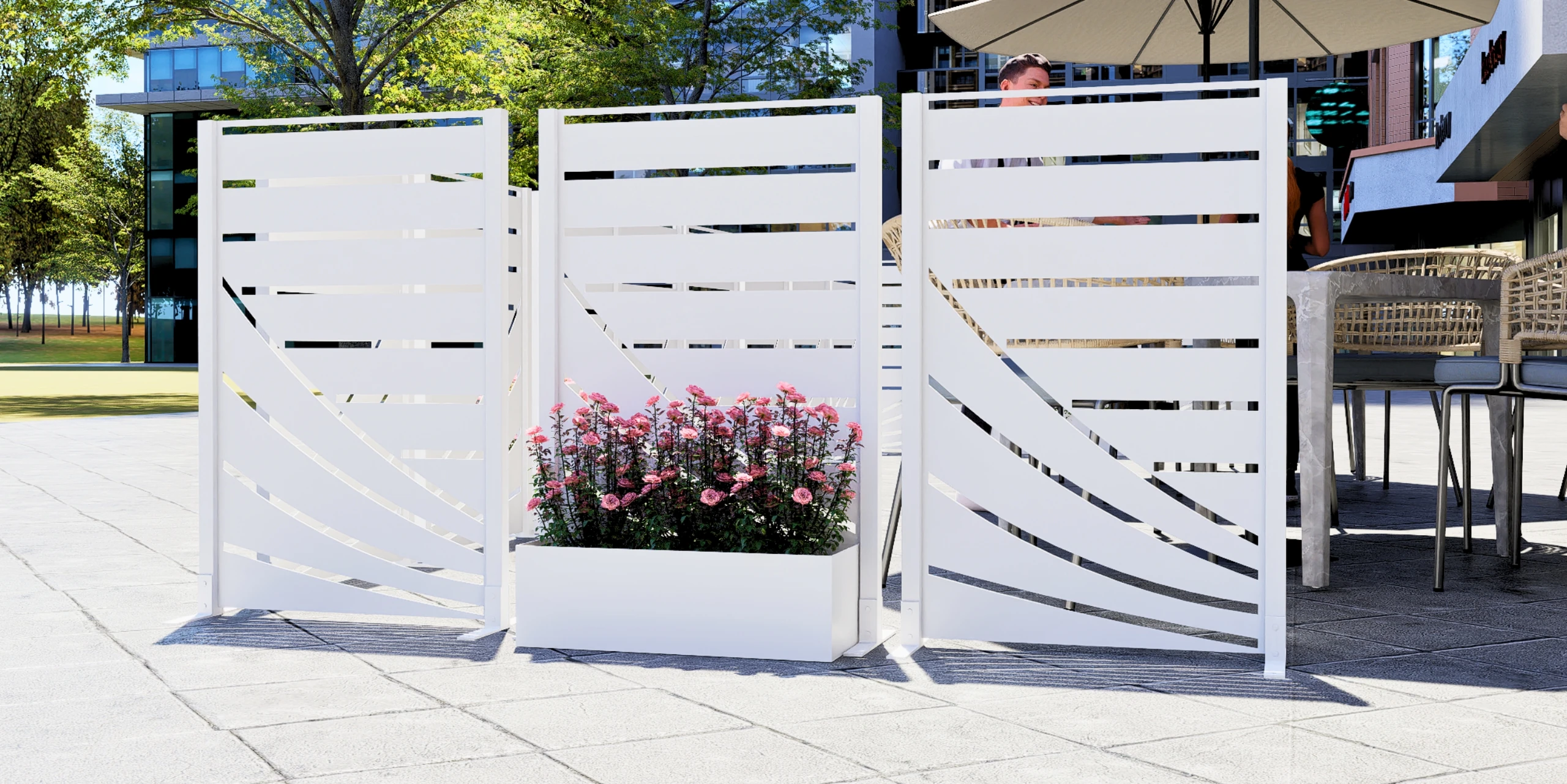 Biała przegroda z kwietnikiem na tle miejskiego tarasu – wizualizacja.