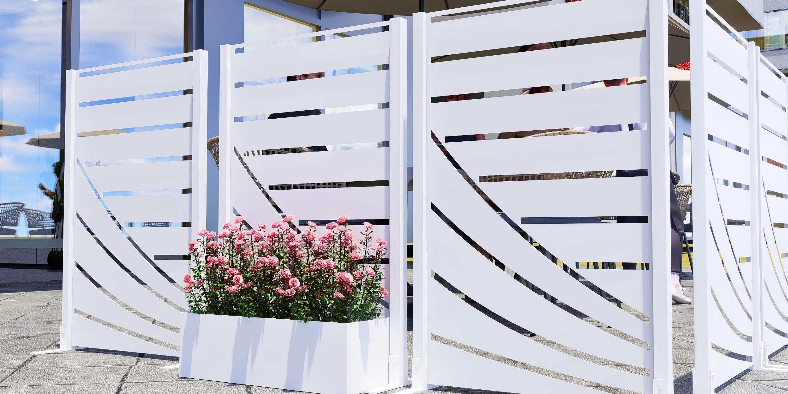 Zestaw białych paneli dekoracyjnych z kwietnikiem na nowoczesnym patio – wizualizacja.