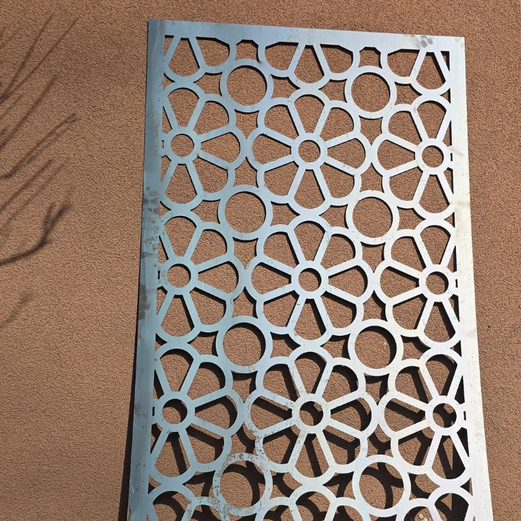 Metalowy panel ozdobny