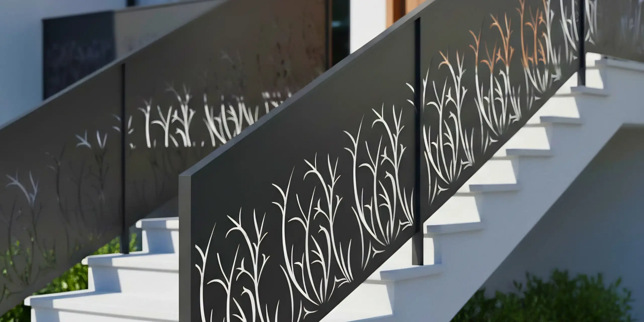 minimalistyczna balustrada na balkon w nowoczesnej architekturze domu
